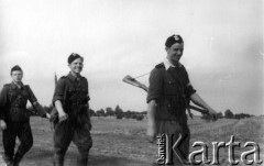 1944, Wileńszczyzna.
Żołnierze 3 plut. 1 komp. 5 Bryg. Part. w marszu gęsiego. Od czoła: Dymitr Sprudin 