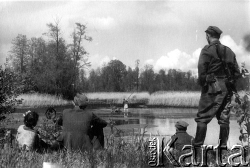 1944, Wileńszczyzna.
Żołnierze 3 plut. 1 komp. 5 Bryg. Part. w marszu gęsiego. Od czoła: Dymitr Sprudin 