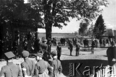 1944, Wileńszczyzna.
Zbiórka 5 Bryg. Part. AK we wsi. Rtm. Zygmunt Szendzielarz 
