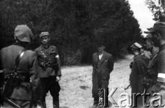 Maj 1944, Wileńszczyzna.
Koncentracja oddziałów Zgrupowania Nr. 2 AK w okolicy wsi Bujki i Barany. Stoją od lewej: ppor. Wiktor Wiącek 