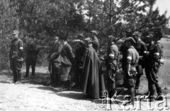 Maj 1944, Wileńszczyzna.
Koncentracja oddziałów Zgrupowania Nr. 2 AK w okolicy wsi Bujki i Barany. Przed frontem oddziału stoją od lewej: ppor. Grabowski 