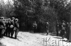 Maj 1944, Wileńszczyzna.
Koncentracja oddziałów Zgrupowania Nr. 2 AK w okolicy wsi Bujki i Barany. Przed frontem oddziału stoją od lewej: kpr Mieczysław Kitkiewicz 