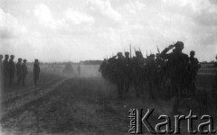 Maj 1944, Wileńszczyzna.
Koncentracja oddziałów Zgrupowania Nr. 2 AK w okolicy wsi Bujki i Barany. Stoją od lewej: ppor. Grabowski 