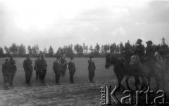 Maj 1944, Wileńszczyzna.
Koncentracja oddziałów Zgrupowania Nr. 2 AK w okolicy wsi Bujki i Barany. Stoją od lewej: ppor. Longin Wojciechowski 