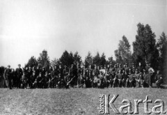 Maj 1944, Wileńszczyzna.
Koncentracja oddziałów Zgrupowania Nr. 2 AK w okolicy wsi Bujki i Barany. 
Oddział Leśny I/85 jako 1 pluton 23 Bryg. Part. W środku grupy stoją rtm Zygmunt Szendzielarz 
