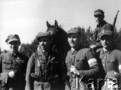 Maj 1944, Wileńszczyzna.
Koncentracja oddziałów Zgrupowania Nr. 2 AK w okolicy wsi Bujki i Barany. 
Partyzanci z Oddziału Leśnego I/85 (1 plut. 23 Bryg. Part.): NN, rtm Zygmunt Szendzielarz 