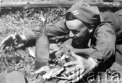 1944, Wileńszczyzna.
NN kpr z 4 lub 5 Brygady Part. AK podczas posiłku na murawie.
Fot. Sergiusz Sprudin [zbiór zdjęć Janusza Chorążaka nr. 90], zbiory Ośrodka KARTA

