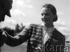 Maj-czerwiec 1944, Wileńszczyzna.
Partyzant całujący w rękę kobietę.
Fot. Sergiusz Sprudin [zbiór zdjęć Janusza Chorążaka nr. 96], zbiory Ośrodka KARTA

