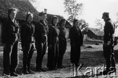 Maj-czerwiec 1944, Wileńszczyzna.
W szeregu przed kwatermistrzem 5 Bryg. Part. AK por. Grabowskim 
