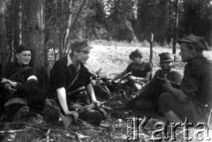 Maj-czerwiec 1944, Wileńszczyzna.
Żołnierze 4 Bryg. Part. AK w czasie odpoczynku. Od lewej: Michał Matusewicz 