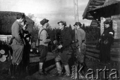 Maj-czerwiec 1944, Wileńszczyzna.
Żołnierze 4 Bryg. Part. AK na postoju. Czwarty od lewej ppor. Aleksander Czarnkowski 