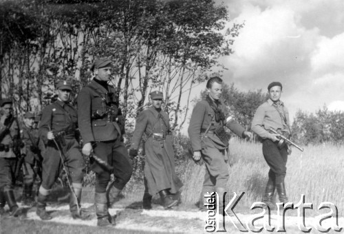1944, Wileńszczyzna.
Dowództwo 5 Brygady Part. AK w marszu. Od lewej: NN, NN, ks. Aleksander Grabowski 