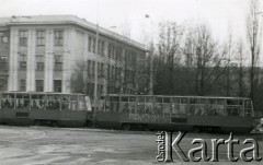Marzec 1987, Warszawa, Polska.
Napis na tramwaju 