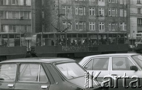 Marzec 1987, Warszawa, Polska.
Napis na tramwaju: 