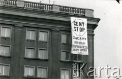 Kwiecień 1987, Warszawa, Polska.
Akcja transparentowo - ulotkowa Grup Oporu Solidarni. Na transparencie napis: 