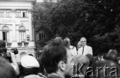 24.05.1989, Warszawa, Polska.
Strajk okupacyjny studentów Uniwersytetu Warszawskiego (UW), ogłoszony po odrzuceniu wniosku o rejestrację Niezależnego Zrzeszenia Studentów (NZS) przez Sąd Wojewódzki w Warszawie. Na zdjęciu Andrzej Łapicki, przed gmachem Biblioteki UW, podczas spotkania ze strajkującymi studentami. Zdjęcie wykonane drugiego dnia strajku przed południem.
Fot. Stanisław Maliszewski, zbiory Ośrodka KARTA
 
