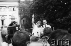 24.05.1989, Warszawa, Polska.
Strajk okupacyjny studentów Uniwersytetu Warszawskiego (UW), ogłoszony po odrzuceniu wniosku o rejestrację Niezależnego Zrzeszenia Studentów (NZS) przez Sąd Wojewódzki w Warszawie. Na dziedzińcu Biblioteki UW od prawej: francuski aktor i piosenkarz Yves Montand oraz działacz uniwersyteckiej 