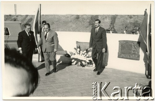 1966, Comodoro Rivadavia, prowincja Chubut, Argentyna.
Lisandro Guarnieri (drugi z lewej) i Jan Józef Koprowski (z prawej) podczas odsłonięcia tablicy upamietniającej ojca Luis Dabrowskiego. Przy okazji uczczono Milenium chrztu Polski.
Fot. NN, zbiory Liliany Zenger, reprodukcje cyfrowe w Bibliotece Polskiej im. Ignacego Domeyki w Buenos Aires (Biblioteca Polaca Ignacio Domeyko) i w Ośrodku KARTA w Warszawie