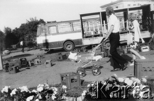 25.06.1976, Radom. 
Wydarzenia radomskie - czerwiec 1976. Zniszczony samochód stojący przy dworcu PKP.
Fot. NN, zbiory Ośrodka KARTA [sygn. OK 010490]