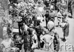 25.06.1976, Radom. 
Wydarzenia radomskie - czerwiec 1976. Pracownicy gromadzący się na terenie Zakładów 