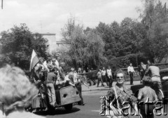 25.06.1976, Radom. 
Wydarzenia radomskie - czerwiec 1976. Młodzież jadąca na wózkach akumulatorowych w kierunku KW PZPR.
Fot. NN, zbiory Ośrodka KARTA [sygn. OK 010533] 

