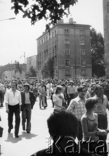 25.06.1976, Radom. 
Wydarzenia radomskie - czerwiec 1976. Ulica 1-go Maja. Pracownicy radomskich Zakładów idący w kierunku budynku KW PZPR.
Fot. NN, zbiory Ośrodka KARTA [sygn. OK 010534] 

