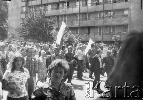 25.06.1976, Radom. 
Wydarzenia radomskie - czerwiec 1976. Ulica 1-go Maja. Manifestanci idący w kierunku budynku KW PZPR.
Fot. NN, zbiory Ośrodka KARTA [sygn. OK 010535] 

