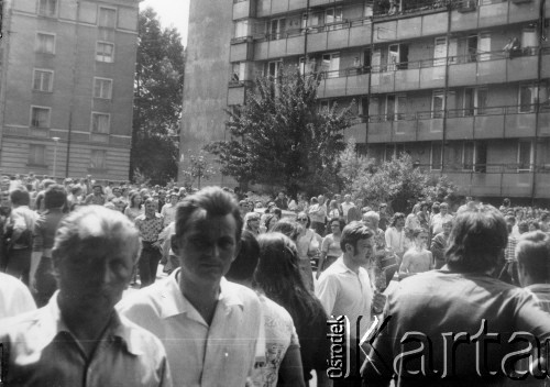 25.06.1976, Radom. 
Wydarzenia radomskie - czerwiec 1976. Ulica 1-go Maja. Manifestanci idący w kierunku budynku KW PZPR.
Fot. NN, zbiory Ośrodka KARTA [sygn. OK 010536] 

