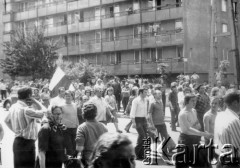 25.06.1976, Radom. 
Wydarzenia radomskie - czerwiec 1976. Ulica 1-go Maja, godzina 12.20. Manifestanci idący w kierunku budynku KW PZPR.
Fot. NN, zbiory Ośrodka KARTA [sygn. OK 010537] 

