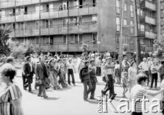 25.06.1976, Radom. 
Wydarzenia radomskie - czerwiec 1976. Ulica 1-go Maja, godzina 12.20. Manifestanci idący w kierunku budynku KW PZPR.
Fot. NN, zbiory Ośrodka KARTA [sygn. OK 010538] 

