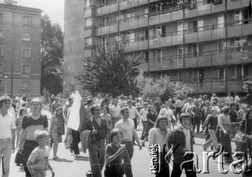 25.06.1976, Radom. 
Wydarzenia radomskie - czerwiec 1976. Ulica 1-go Maja, godzina 12.30. Manifestanci idący w kierunku budynku KW PZPR.
Fot. NN, zbiory Ośrodka KARTA [sygn. OK 010539] 

