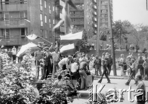 25.06.1976, Radom. 
Wydarzenia radomskie - czerwiec 1976. Ulica 1-go Maja, godzina 12.40. Manifestanci jadący w kierunku budynku KW PZPR. Podpis w dokumentacji MSW: 