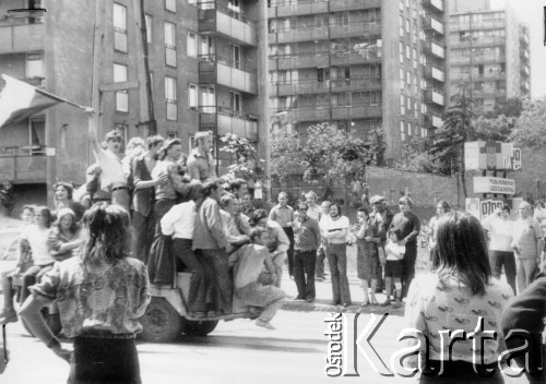 25.06.1976, Radom. 
Wydarzenia radomskie - czerwiec 1976. Ulica 1-go Maja, godzina 12.40. Manifestanci jadący w kierunku budynku KW PZPR.
Fot. NN, zbiory Ośrodka KARTA [sygn. OK 010542] 

