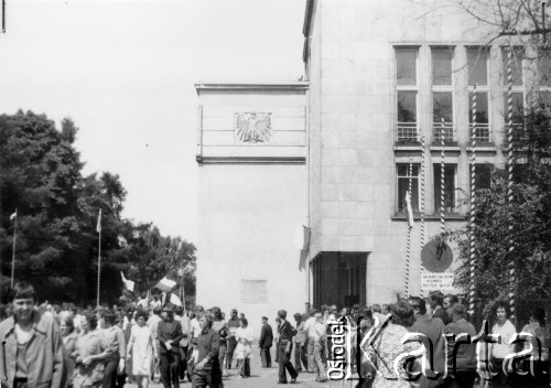 25.06.1976, Radom. 
Wydarzenia radomskie - czerwiec 1976. Godzina 13.00. Demonstranci zgromadzeni przed budynkiem KW PZPR.
Fot. NN, zbiory Ośrodka KARTA [sygn. OK 010549] 

