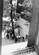 25.06.1976, Radom.
Wydarzenia radomskie - czerwiec 1976. Demonstranci pod budynkiem KW MOE.
Fot. NN, zbiory Ośrodka KARTA, zdjęcie pochodzi z materiałów do filmu 
