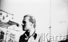 25.06.1976, Radom. 
Wydarzenia radomskie - czerwiec 1976. Godzina 16.30. Uczestnik demonstracji przy ul. Żeromskiego, który nawoływał do budowania barykad.
Fot. NN, zbiory Ośrodka KARTA [sygn. OK 010587] 

