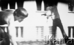 25.06.1976, Radom. 
Wydarzenia radomskie - czerwiec 1976. Uczestnicy demonstracji rzucający kamieniami w okna budynku KW PZPR.
Fot. NN, zbiory Ośrodka KARTA [sygn. OK 010592] 

