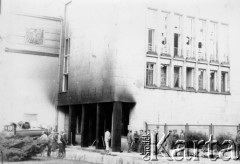 25.06.1976, Radom. 
Wydarzenia radomskie - czerwiec 1976. Główne wejście do zdemolowanego budynku KW PZPR.
Fot. NN, zbiory Ośrodka KARTA [sygn. OK 010594] 

