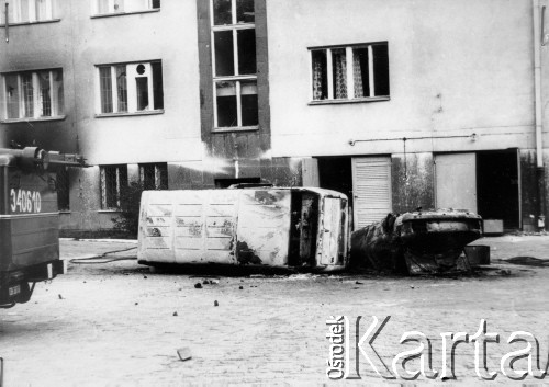 25.06.1976, Radom. 
Wydarzenia radomskie - czerwiec 1976. Wraki spalonych samochodów przed budynkiem KW PZPR.
Fot. NN, zbiory Ośrodka KARTA [sygn. OK 010596]

