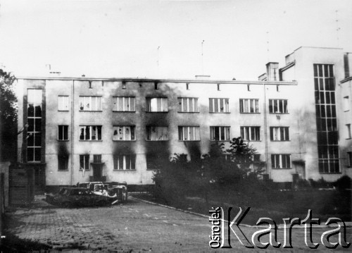 25.06.1976, Radom. 
Wydarzenia radomskie - czerwiec 1976. Wraki spalonych samochodów przed budynkiem KW PZPR - widok od strony parku.
Fot. NN, zbiory Ośrodka KARTA