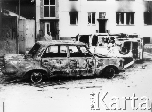 25.06.1976, Radom. 
Wydarzenia radomskie - czerwiec 1976. Wraki spalonych samochodów przed garażami KW PZPR.
Fot. NN, zbiory Ośrodka KARTA [sygn. OK 010600]

