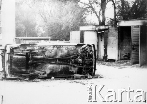 25.06.1976, Radom. 
Wydarzenia radomskie - czerwiec 1976. Wraki spalonych samochodów przed garażami KW PZPR.
Fot. NN, zbiory Ośrodka KARTA [sygn. OK 010605]

