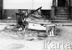 25.06.1976, Radom. 
Wydarzenia radomskie - czerwiec 1976. Spalony samochod marki Trabant przed budynkiem KW PZPR.
Fot. NN, zbiory Ośrodka KARTA