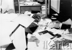 25.06.1976, Radom. 
Wydarzenia radomskie - czerwiec 1976. Wnętrza budynku KW PZPR - zdemolowany pokój nr 17.
Fot. NN, zbiory Ośrodka KARTA [sygn. OK 010612]

