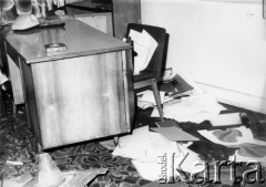 25.06.1976, Radom. 
Wydarzenia radomskie - czerwiec 1976. Wnętrza budynku KW PZPR - zdemolowany pokój nr 17.
Fot. NN, zbiory Ośrodka KARTA [sygn. OK 010613]

