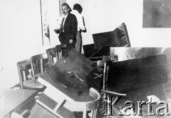25.06.1976, Radom. 
Wydarzenia radomskie - czerwiec 1976. Wnętrza budynku KW PZPR - zdemolowany pokój na piętrze.
Fot. NN, zbiory Ośrodka KARTA [sygn. OK 010616]

