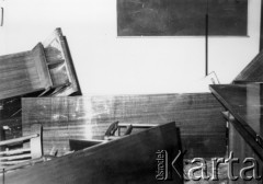 25.06.1976, Radom. 
Wydarzenia radomskie - czerwiec 1976. Wnętrza budynku KW PZPR - zdemolowany pokój na piętrze.
Fot. NN, zbiory Ośrodka KARTA [sygn. OK 010618]

