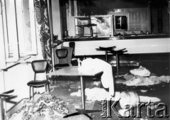 25.06.1976, Radom. 
Wydarzenia radomskie - czerwiec 1976. Zdemolowane wnętrza w budynku KW PZPR - stołówka.
Fot. NN, zbiory Ośrodka KARTA [sygn. OK 010638]

