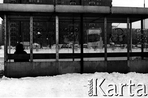 1982-1983, Warszawa, Polska.
Stan wojenny, napisy i hasła popierające podziemną Solidarność. N/z napis 