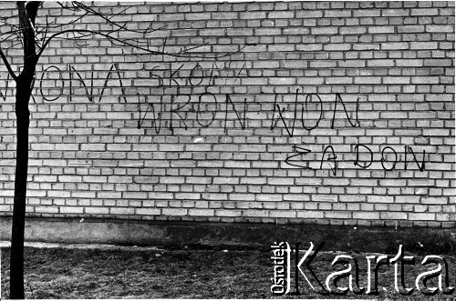 1982-1983, Warszawa, Polska.
Stan wojenny, napisy i hasła popierające podziemną Solidarność. N/z napis 